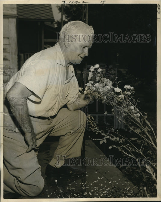 1959 Press Photo Former Post Office Worker John Fitzmorris & Roses, New Orleans