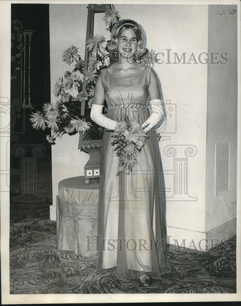 1966 Press Photo Debutante Deborah Ann Flowers at Thanksgiving Eve tea dance