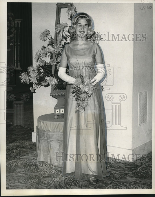 1966 Press Photo Debutante Deborah Ann Flowers at Thanksgiving Eve tea dance