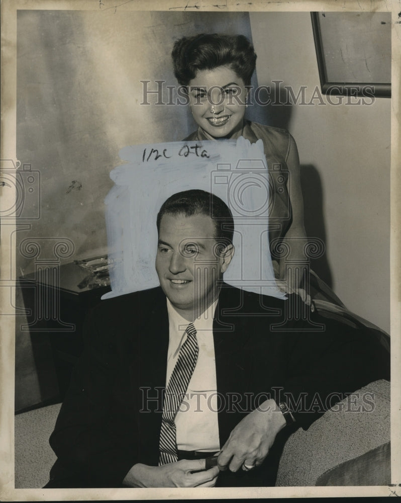 Load image into Gallery viewer, 1952 Press Photo Mr. and Mrs. Ben Gage - She's Esther Williams - noo18890
