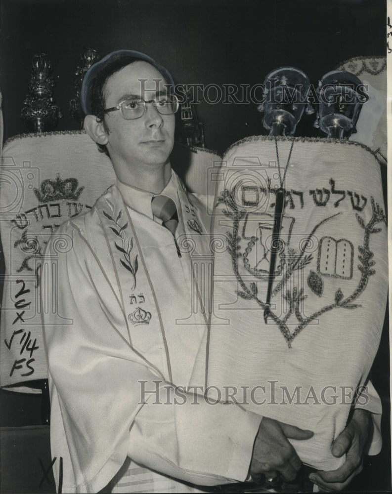 1974 Press Photo Rabbi Stephen Fisch of Congregation Gates of Prayer- Historic Images