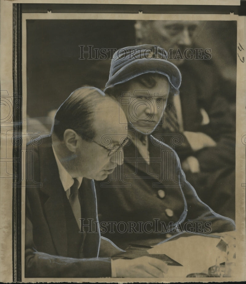 Load image into Gallery viewer, 1959 Press Photo Seyfullah Esin and Mrs Aase Lionaes at 82-nation committee
