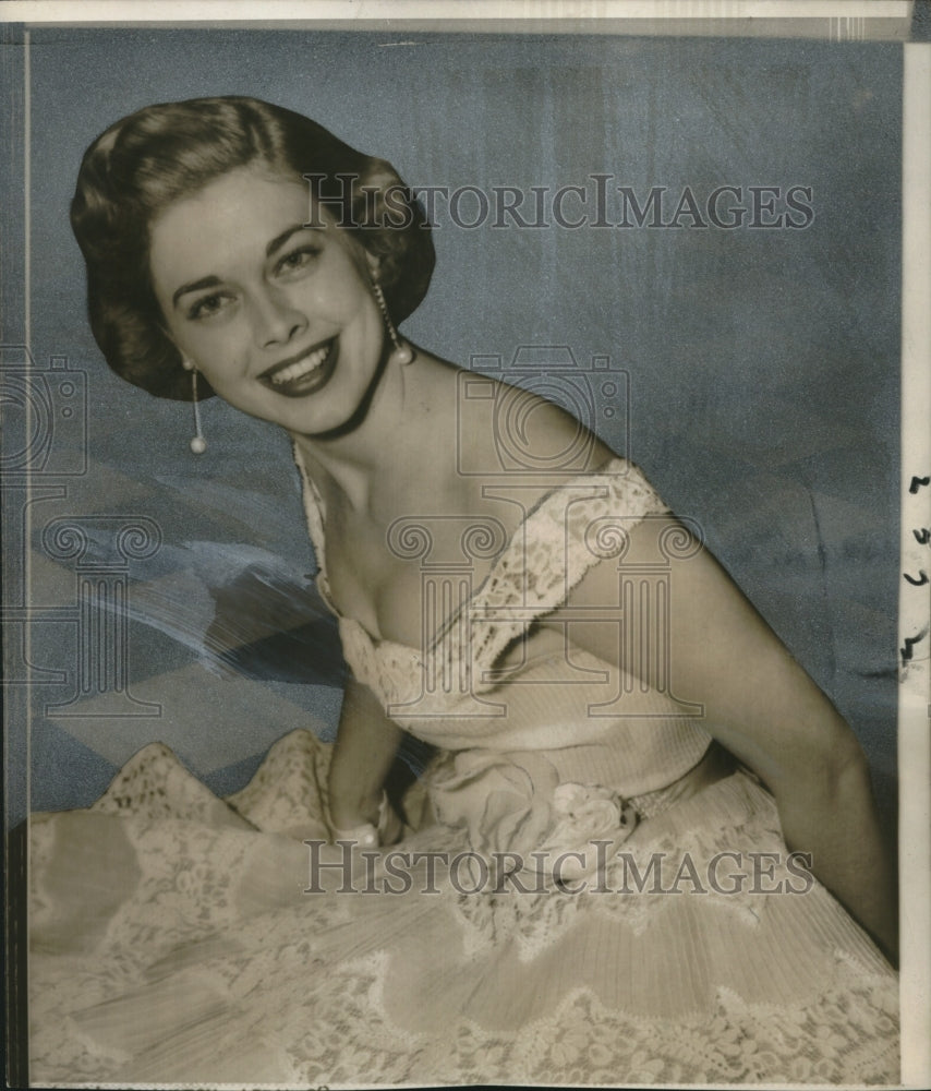 1955 Press Photo 1955 Maid of Cotton De Lois Faulkner Poses in Washington