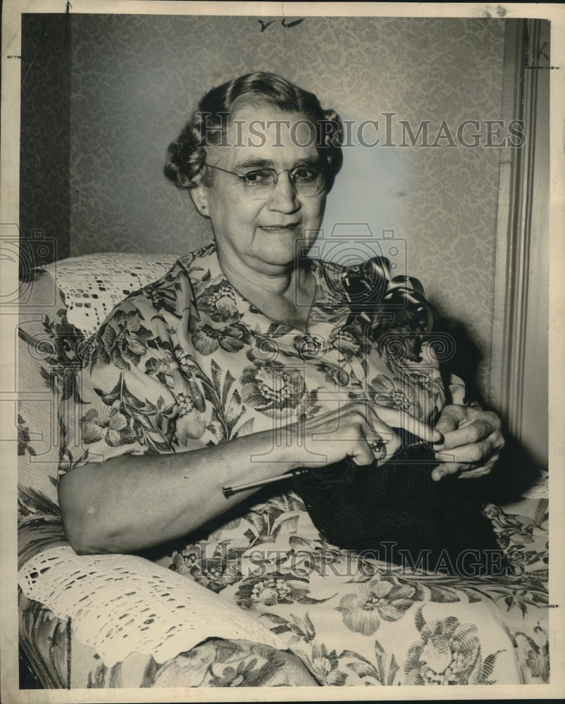 1949 Press Photo Mrs. Theodore Foeckler shown knitting - noo18973