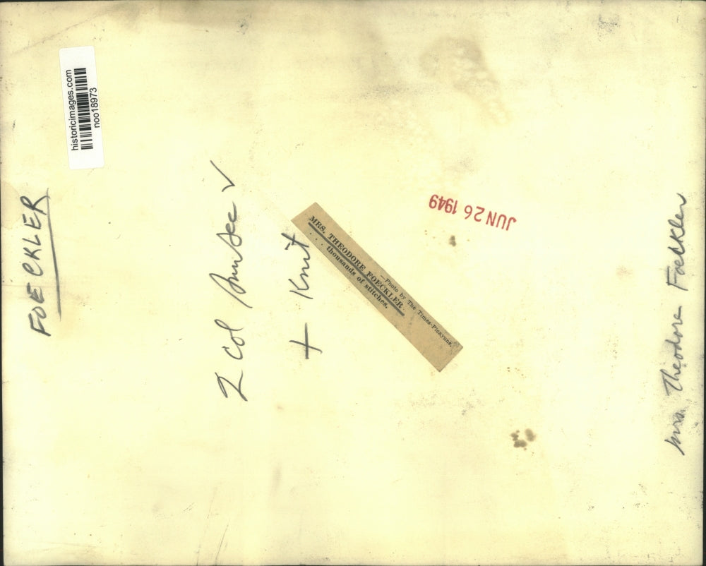 1949 Press Photo Mrs. Theodore Foeckler shown knitting - noo18973