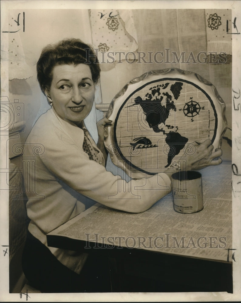 Load image into Gallery viewer, 1957 Press Photo GWC Tray-Maker Mrs. Joseph Fife - noo19019
