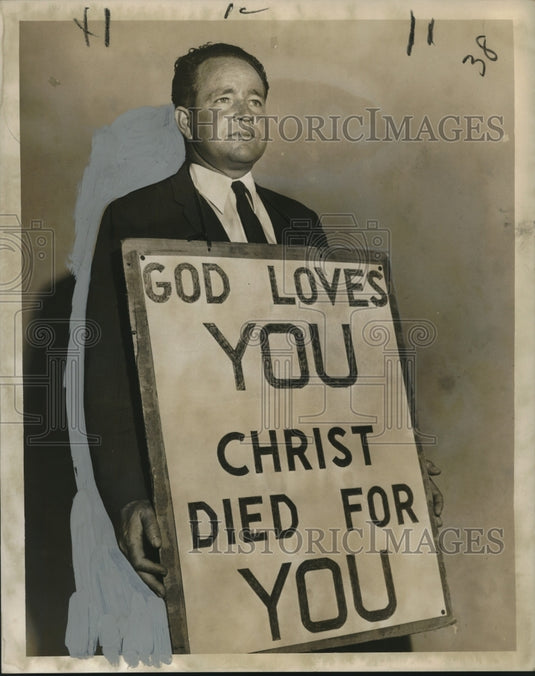 1958 Press Photo Reverend Samuel Fife holding a sandwich board "God Loves You"