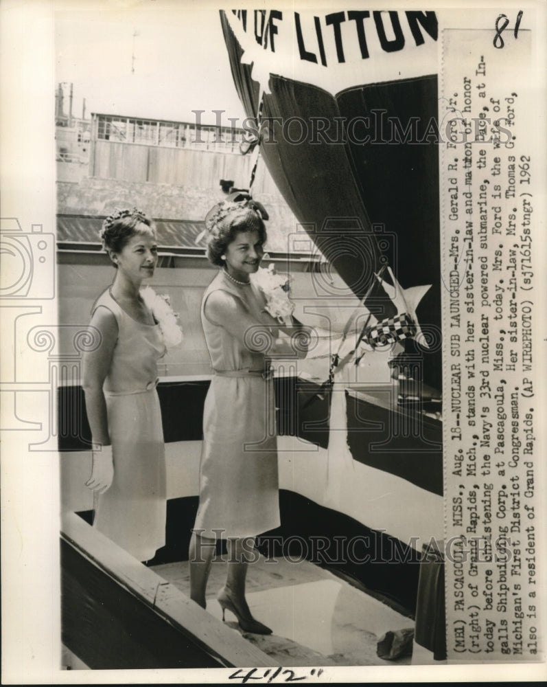 Load image into Gallery viewer, 1962 Press Photo Mrs. Gerald Ford Jr. christens Navy's 33rd submarine, the Dace

