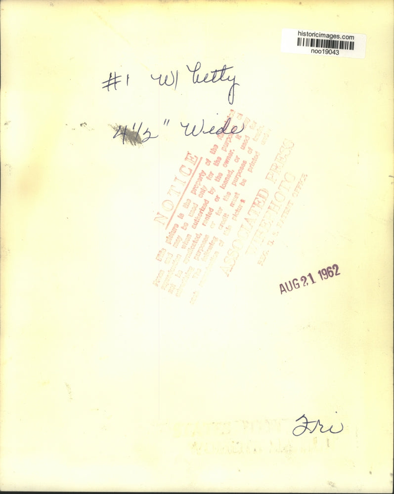 1962 Press Photo Mrs. Gerald Ford Jr. christens Navy's 33rd submarine, the Dace