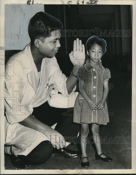 1960 Press Photo Dr. Hwang Pa-Yee examines tiny girl from Taipei, Formosa