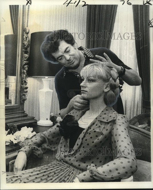 1976 Press Photo Maurice Franck works on Mlle. Dominique Bruyere's hairdo.