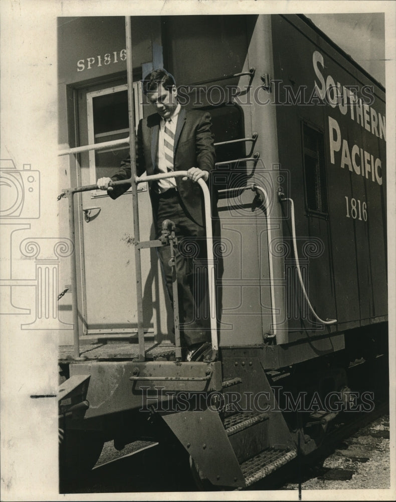 Load image into Gallery viewer, 1970 Press Photo Bruce M. Flohr, Southern Pacific Terminal Superintendent
