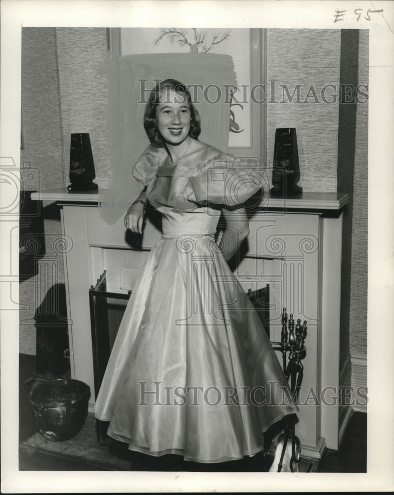 1958 Press Photo Knight of Momus Maid Maecella Rae Flowers, New Orleans