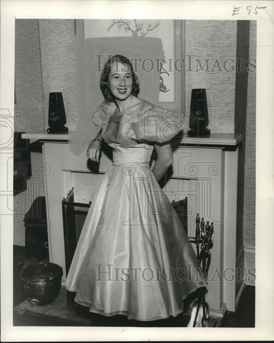 1958 Press Photo Knight of Momus Maid Maecella Rae Flowers, New Orleans