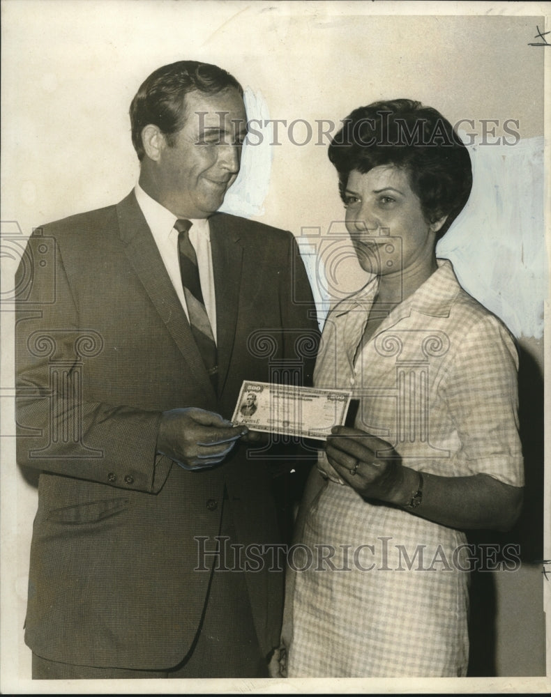Load image into Gallery viewer, 1968 Press Photo Earl Sterling of Pelican Bowling Lanes with Hilda Freiwald
