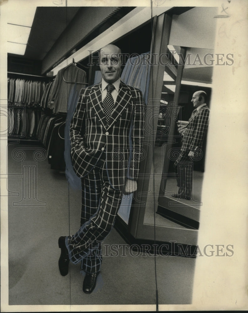 1975 Press Photo Designer Lucieno Franzoni in a plaid suit- Historic Images