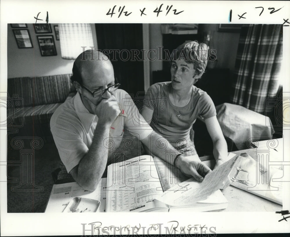 1977 Press Photo Brady Fitzsimmons &amp; wife Gerry-studying pedigrees is necessary- Historic Images