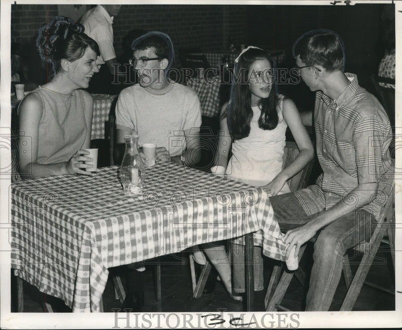 Load image into Gallery viewer, 1968 Press Photo Youth night at First Evangelical United Church of Christ

