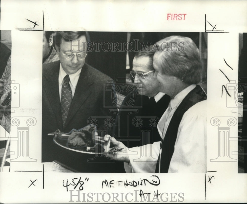 1975 Press Photo First Methodist Church members take part in mortgage-burning