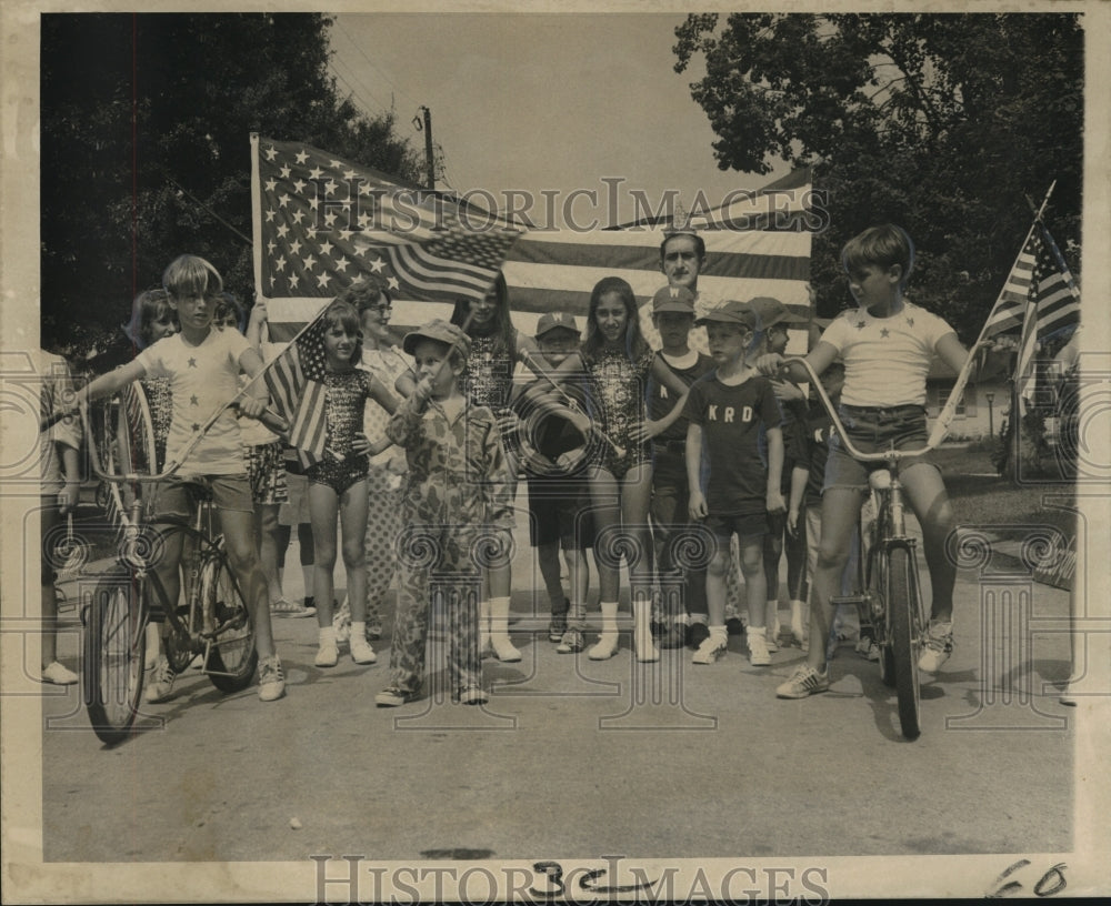 1971 Press Photo Kids Line up for Kenner Fourth of July Parade- Historic Images