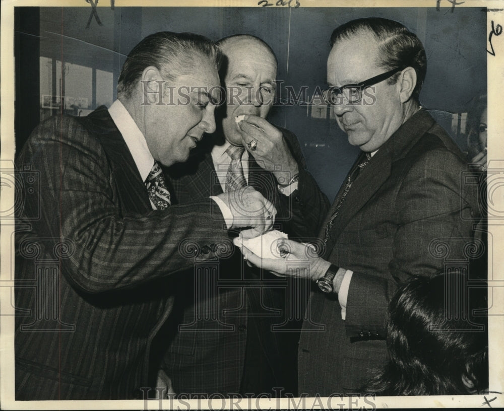 1973 Press Photo Politicians munch on cake during a plaza building opening- Historic Images