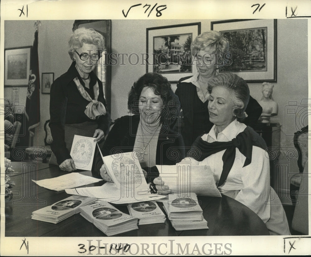 1977 Press Photo Spring Fiesta committee members plan a &quot;Day at the Races&quot;- Historic Images