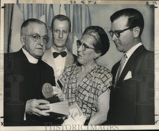 1952 Press Photo Winners of the 1951 Freedoms Foundation contest- Historic Images