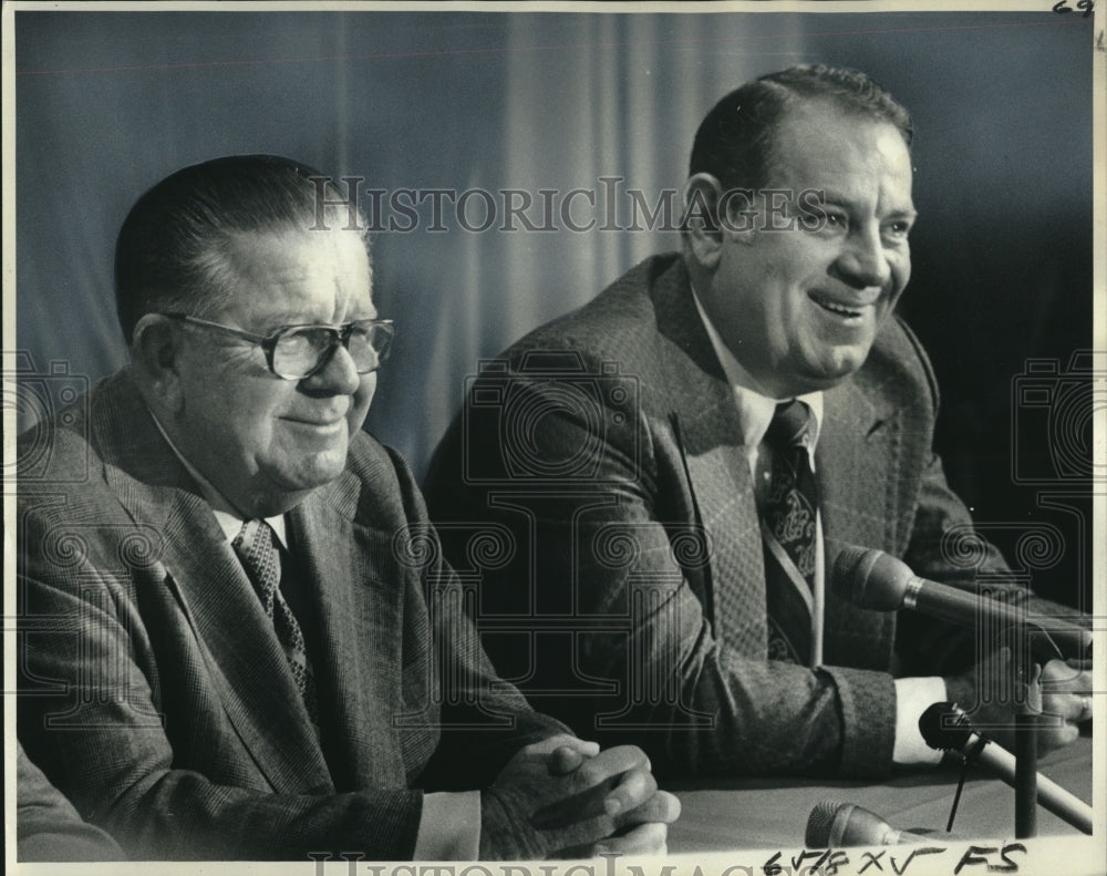 1977 Press Photo Frank Fitzsimmons and Jesse Carr during a light moment.- Historic Images