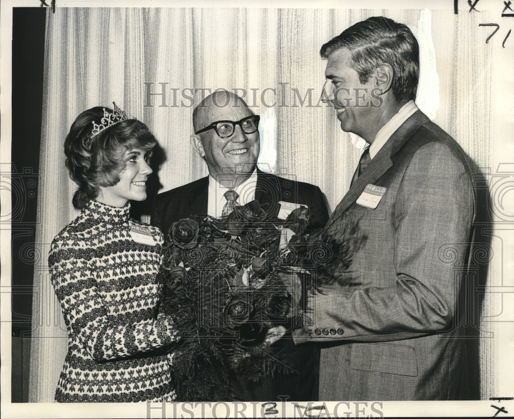 1971 Press Photo Pat Ford, Louisiana Egg Queen, receives a bouquet of Roses.- Historic Images