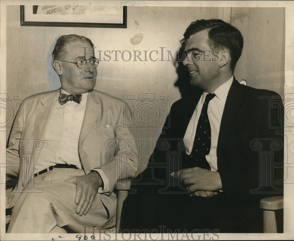 1960 Press Photo Sir Howard Florey with Dr. John Poole in New Orleans