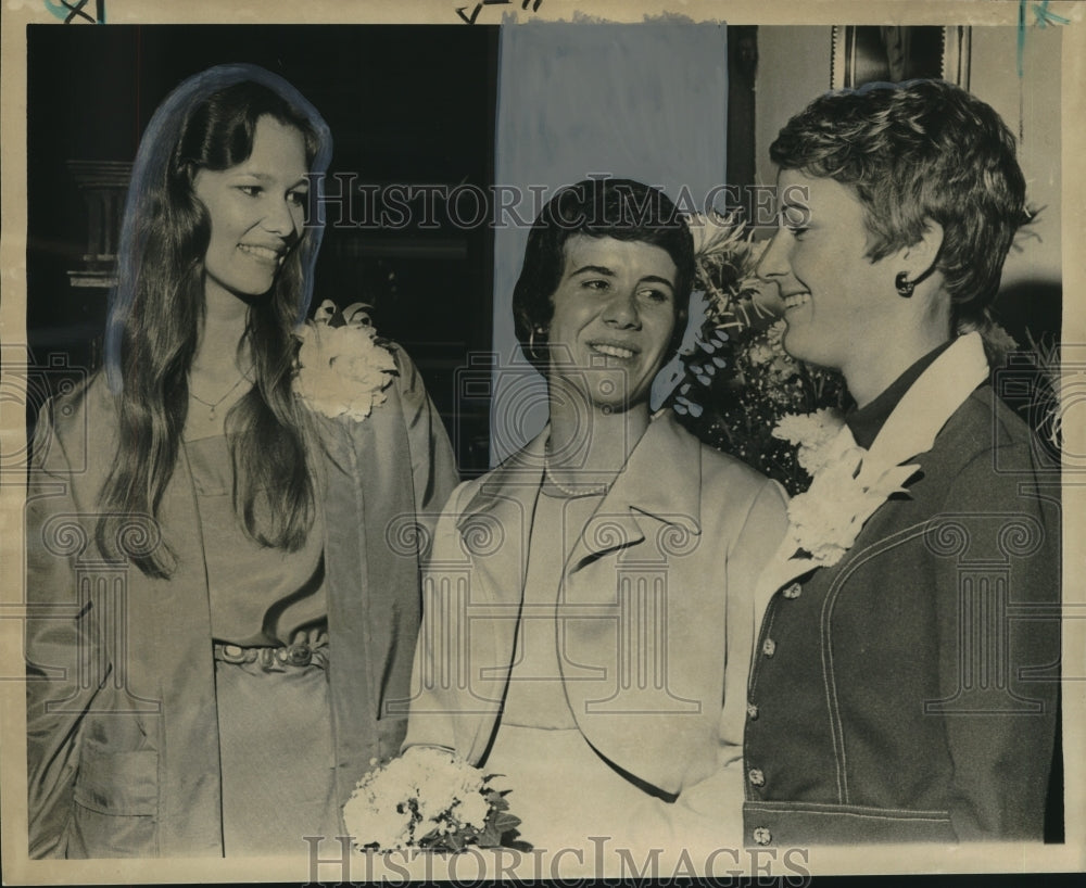 1974 Press Photo Debutante Lesley Fromherz with Cousin, Sister, New Orleans- Historic Images