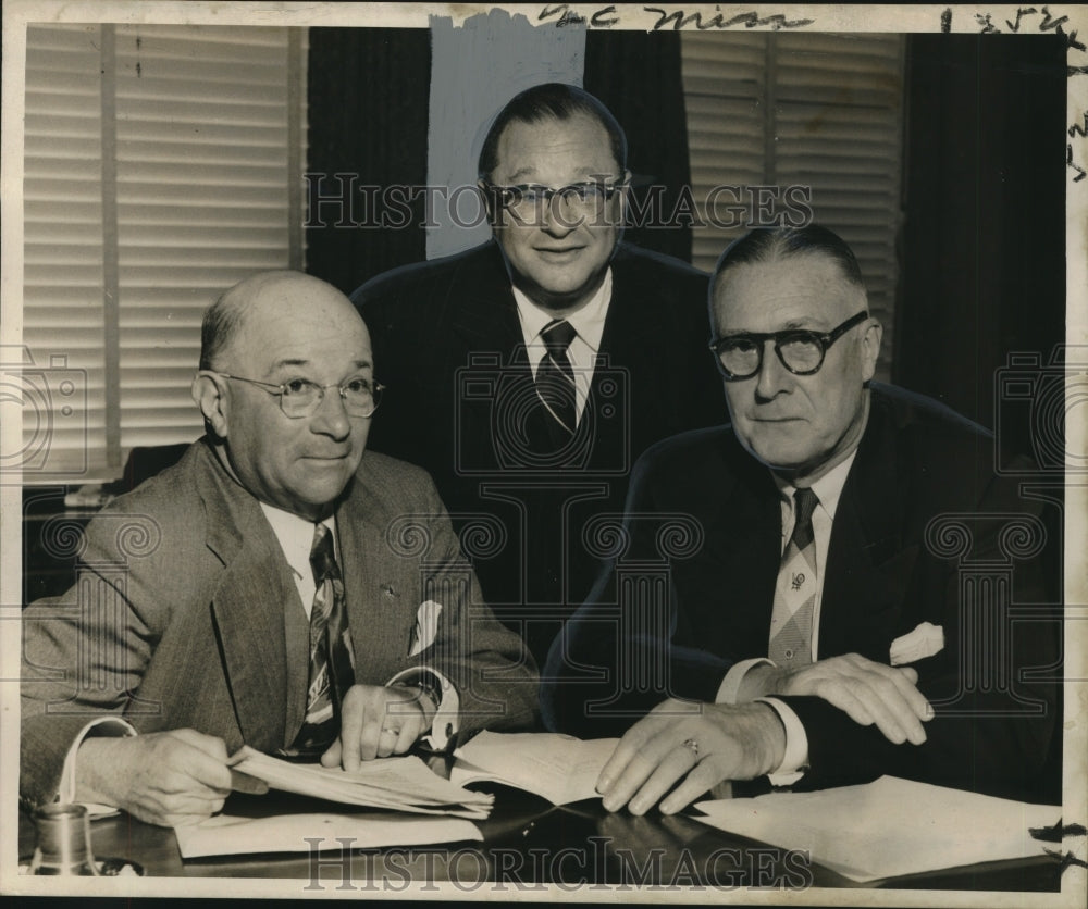 1954 Press Photo Blue Cross Plan of New Orleans managers - noo19643