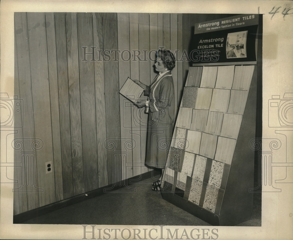 1957 Press Photo A woman examines wood panels at Fine Woods Co. at 1231 S. Lopez