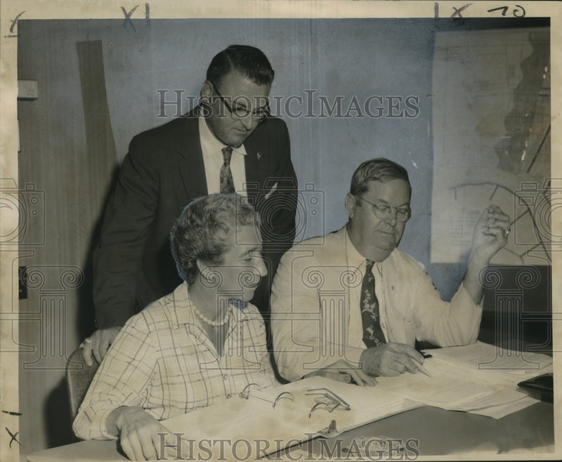 Load image into Gallery viewer, 1957 Press Photo Officers of the Jefferson parish charter commission - noo19700
