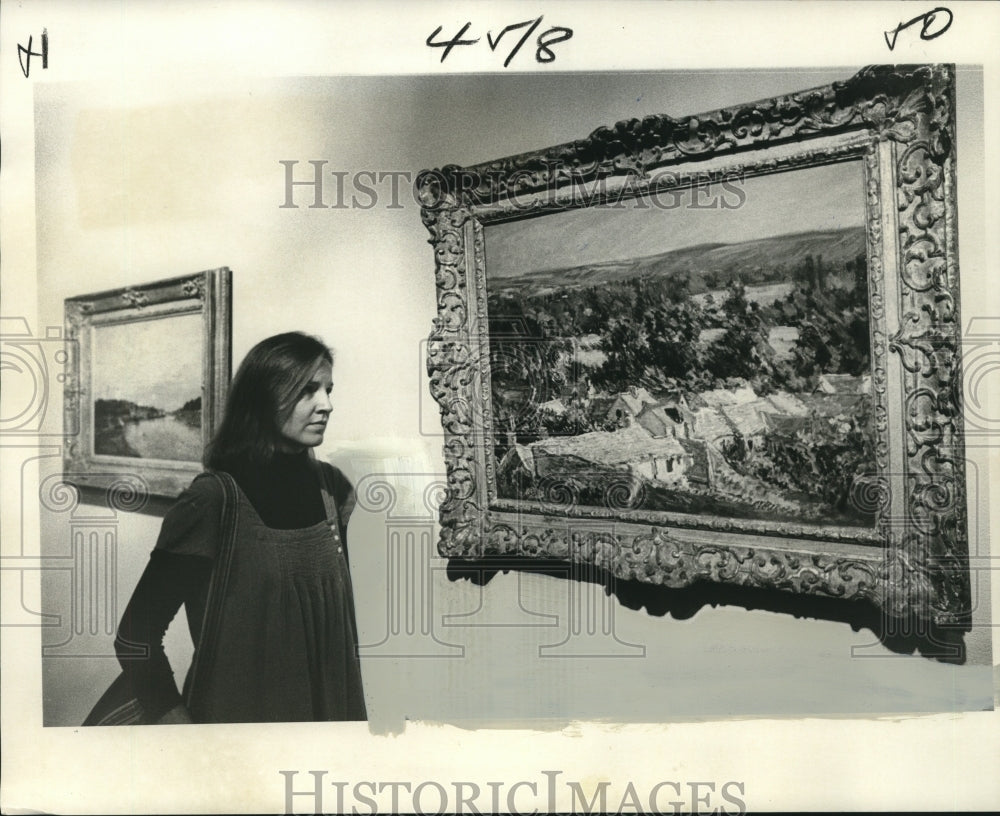 1976 Press Photo Susie Fitzhugh Views Monet Work at Delgado Museum, New Orleans