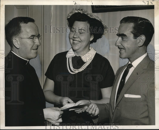 1958 Press Photo St. Peter & Paul School Gets Donation for Repairs, New Orleans