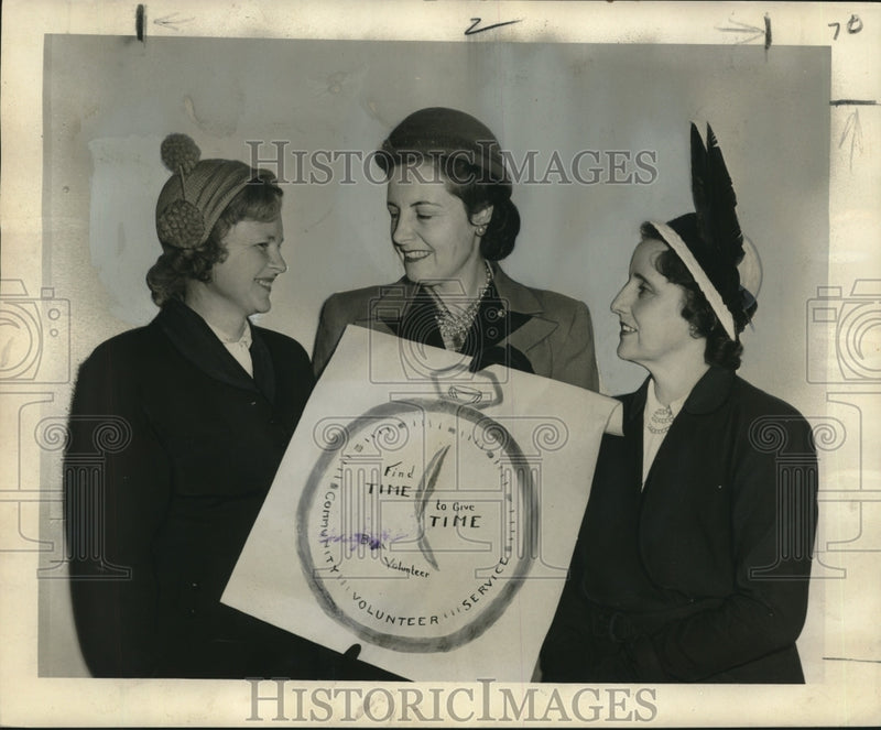 Load image into Gallery viewer, 1951 Press Photo Community Volunteer Services Members - noo19774
