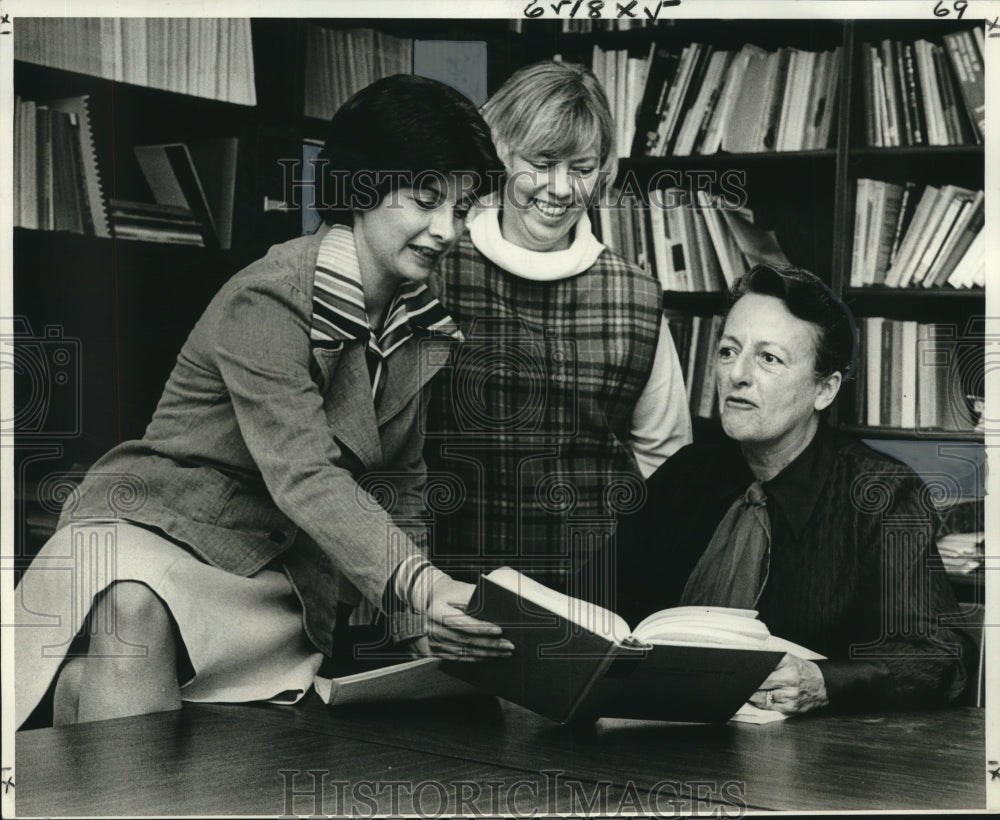 1978 Press Photo League of Women Voters Checks Radio Show Copy, New Orleans