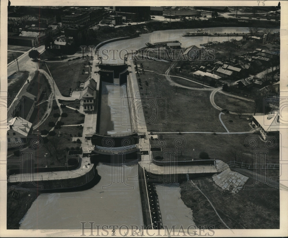 1948 Press Photo Aerial View of the Flood Control Locks On the Mississippi River