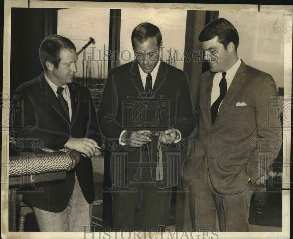 1968 Press Photo Olympic Sailing Team Members Look at Gold Medal, New Orleans- Historic Images