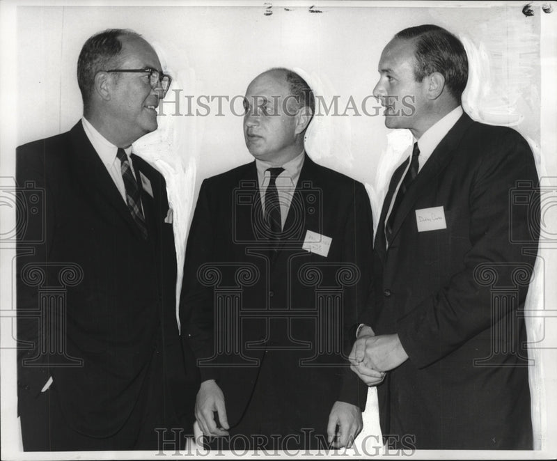 Load image into Gallery viewer, 1969 Press Photo G. Shelby Friedrichs, Guests at Sales Meeting, New Orleans
