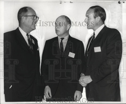 1969 Press Photo G. Shelby Friedrichs, Guests at Sales Meeting, New Orleans