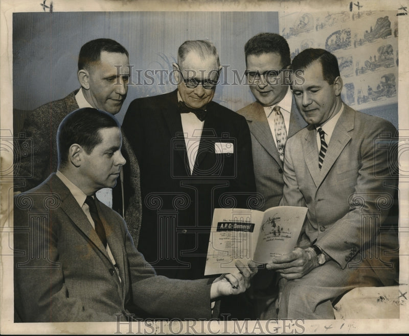Load image into Gallery viewer, 1959 Press Photo New Orleans Graduate Medical Assembly Participants Confer
