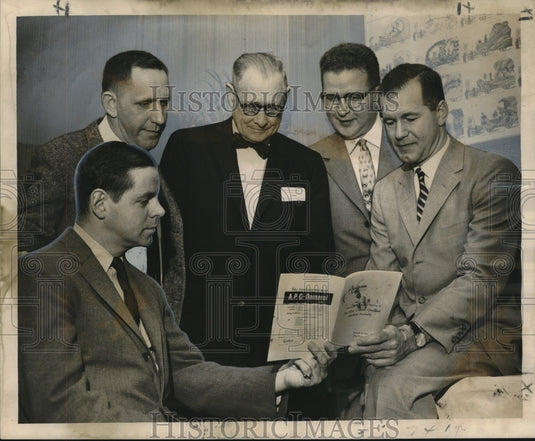 1959 Press Photo New Orleans Graduate Medical Assembly Participants Confer