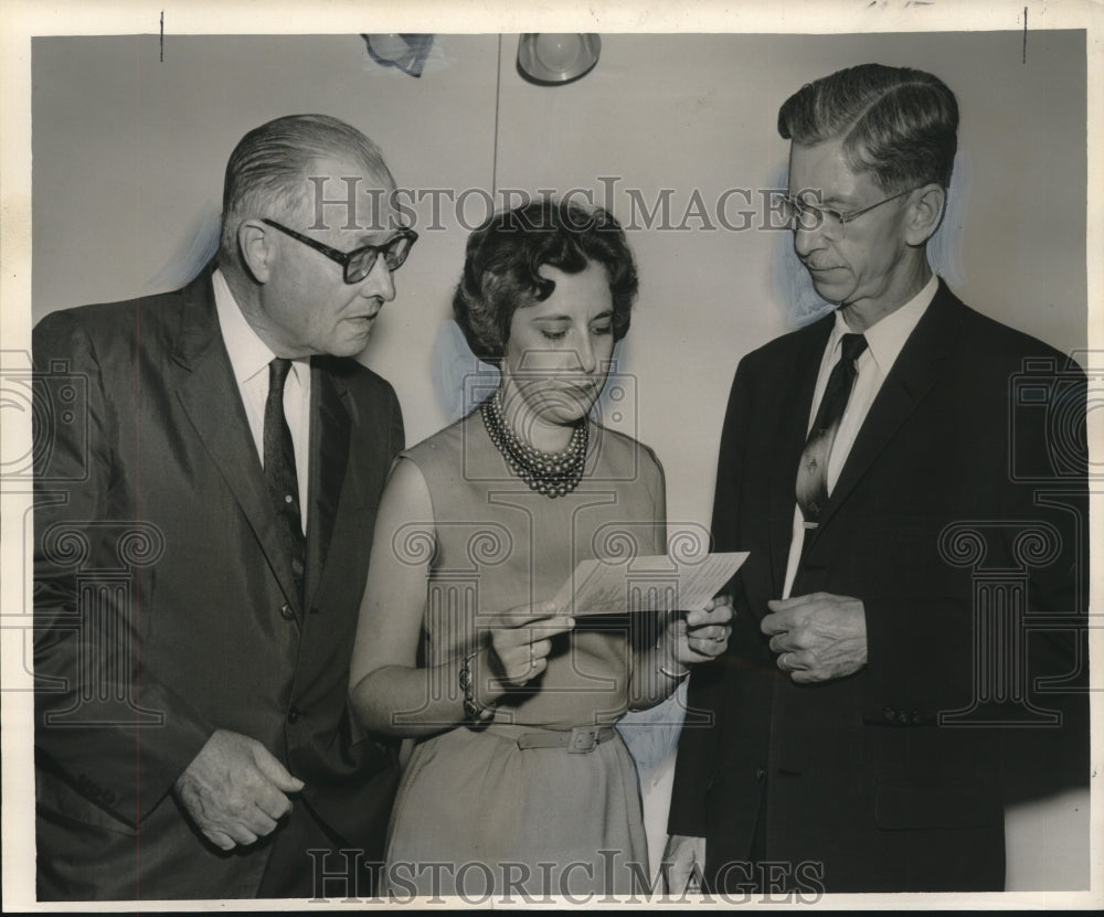 1960 Press Photo Officials at New Blood Bank Check Donor Card, New Orleans- Historic Images