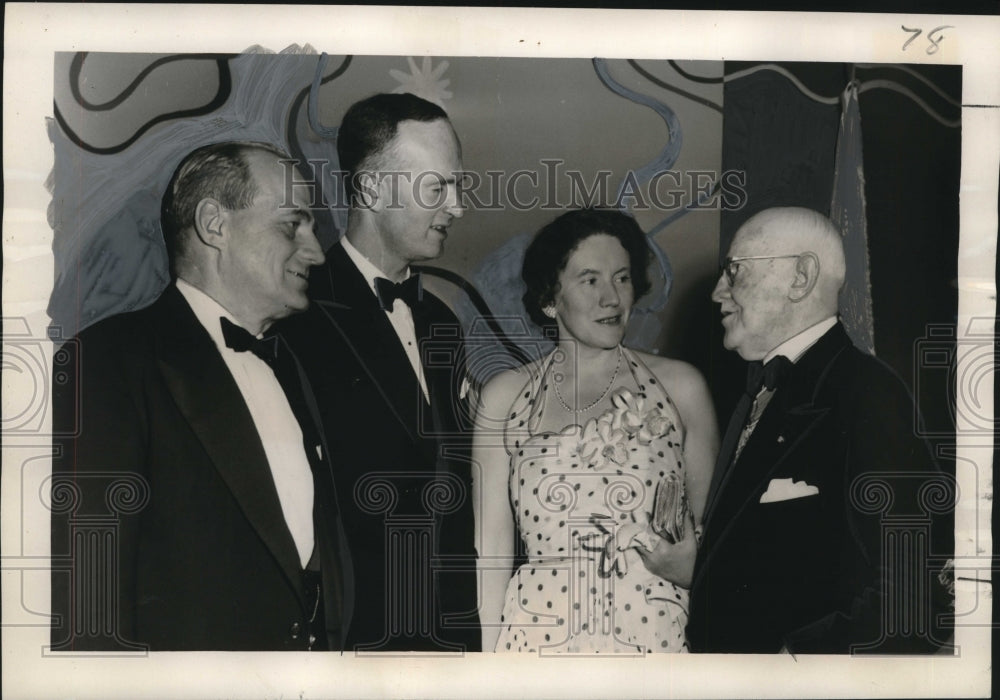 1951 Press Photo Sir Oliver Franks Talking With Colonial Wars Society Members