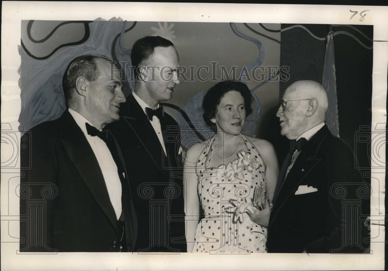 Load image into Gallery viewer, 1951 Press Photo Sir Oliver Franks Talking With Colonial Wars Society Members
