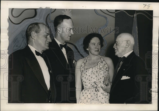 1951 Press Photo Sir Oliver Franks Talking With Colonial Wars Society Members