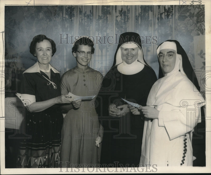 Load image into Gallery viewer, 1956 Press Photo Missionary Rose Petals Give Checks to New Orleans Missions
