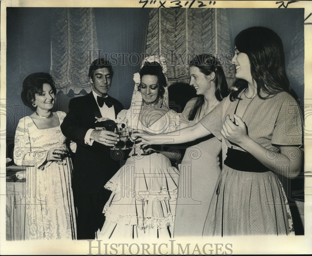 1975 Press Photo Spanish Sherry Tasting Reception, Plimsoll Club, New Orleans- Historic Images